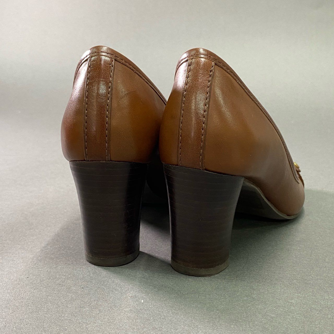 トリーバーチ パンプス 2k9 《美品》 TORY BURCH トリーバーチ ALMOND フロントロゴ
