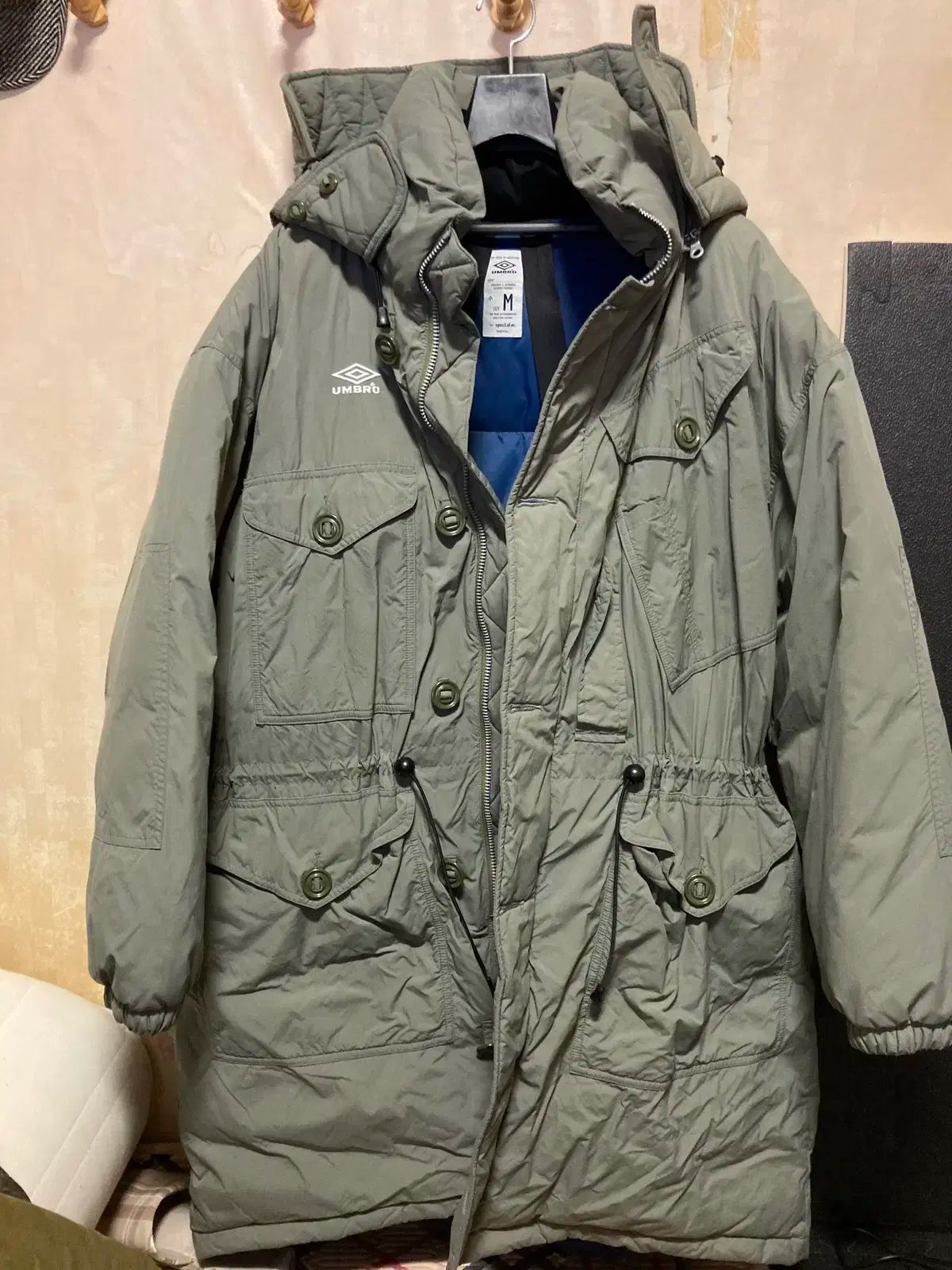観客 x umbro(アンブロ) グースダウン ロング丈ダウンパーカー