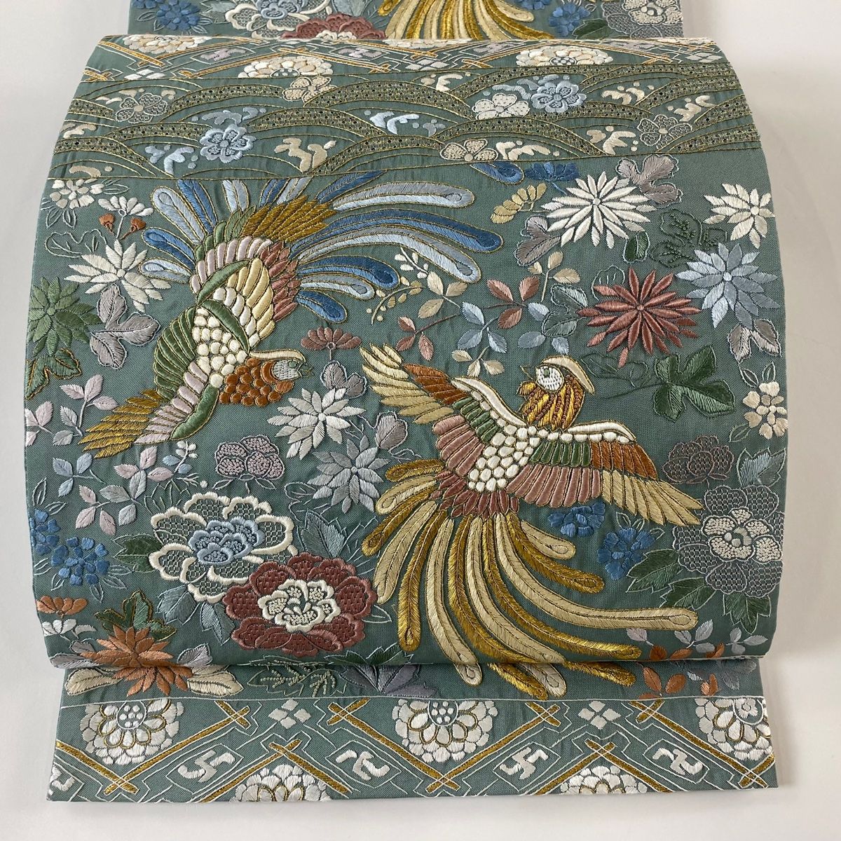 【高品質】 刺繍 金糸 草花 尾長鳥 逸品 美品 袋帯 灰緑 【中古 正絹 六通 着物・浴衣