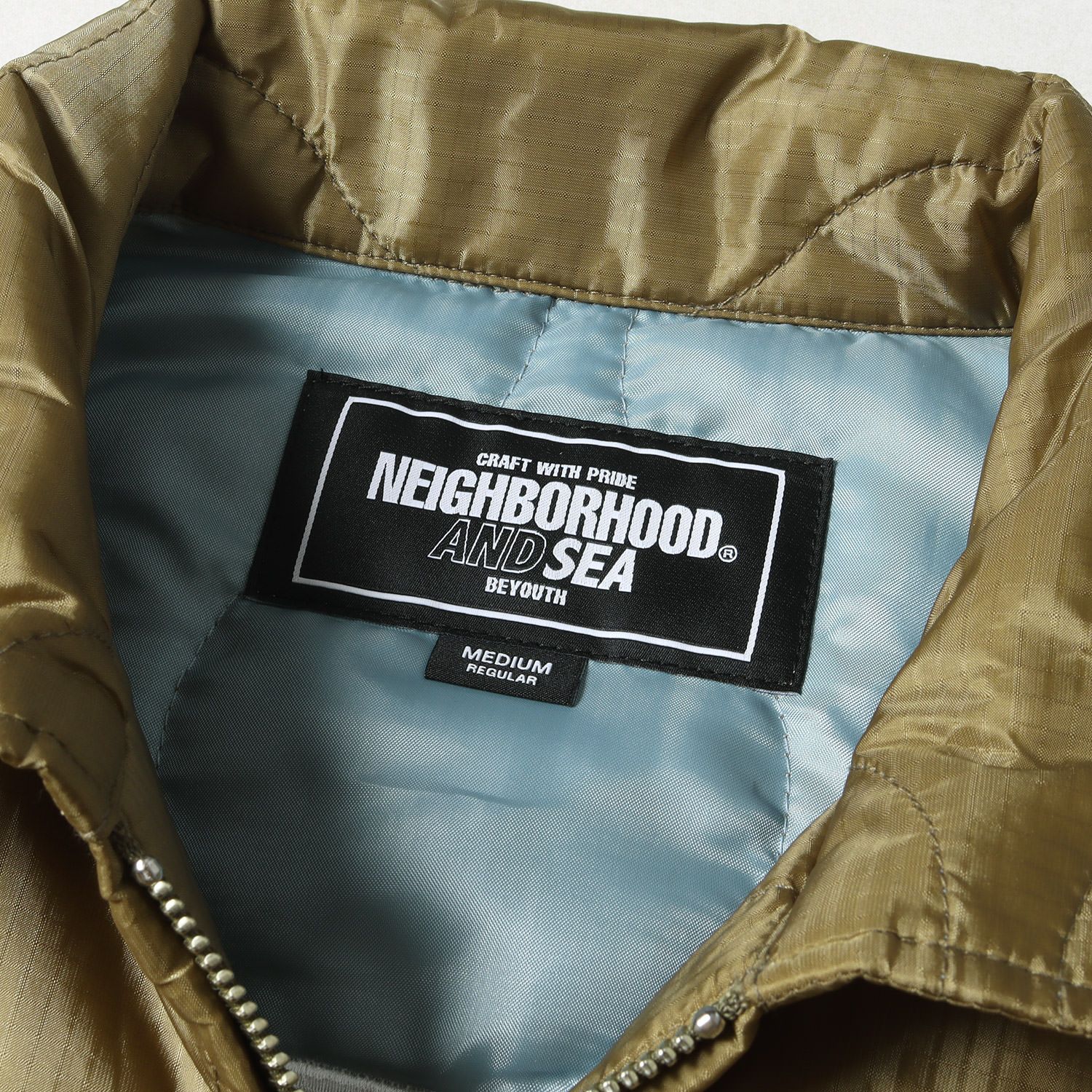 美品 NEIGHBORHOOD ネイバーフッド ジャケット WIND AND SEA ウィンダンシー キルティング スーベニアジャケット  SOUVENIR JACKET 23SS オリーブドラブ M アウター ブルゾン ブランド コラボ