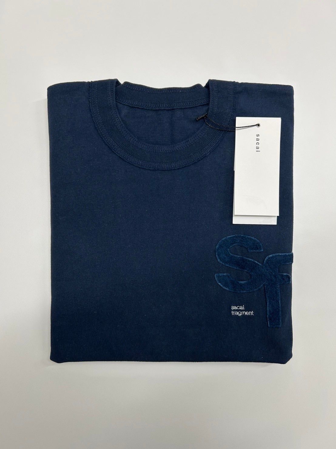 sacai Fragment サカイ フラグメント Tシャツ ネイビー 3サイズ sacai Fragment サカイ フラグメント Tシャツ ネイビー 3サイズ
