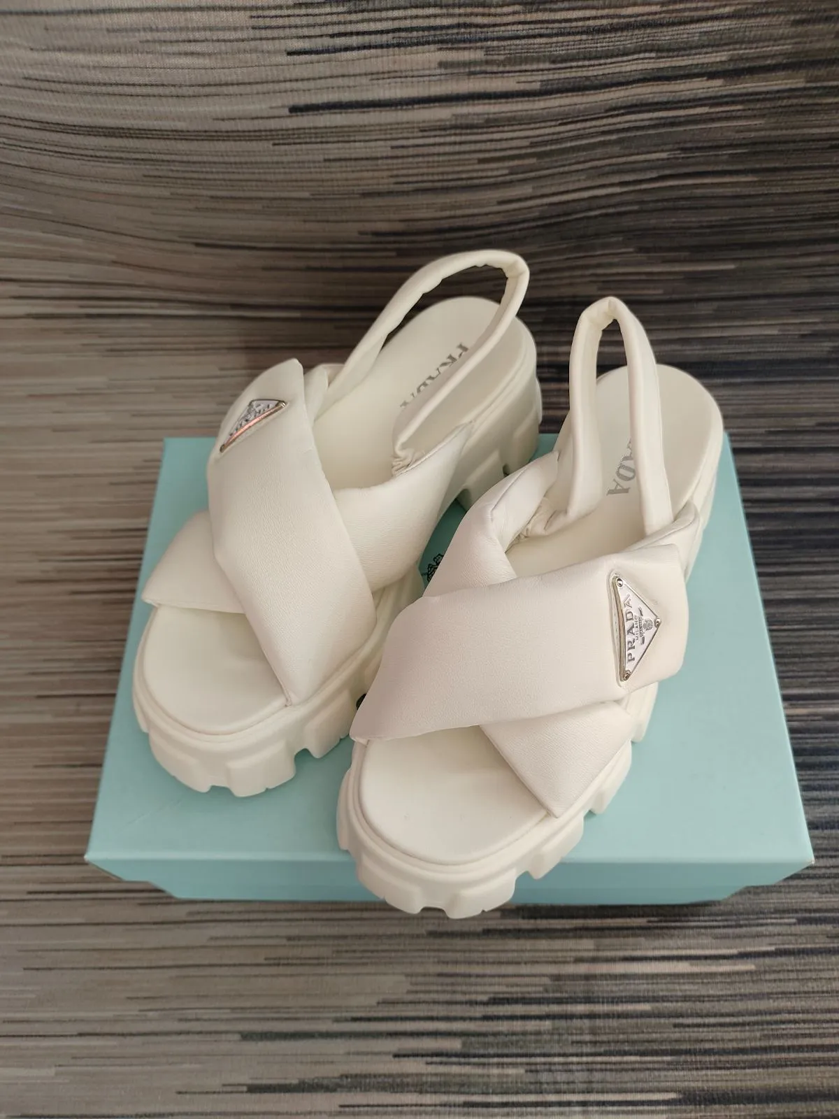 新品☆未使用PRADA プラダ サンダルモノリスパディングサンダル極?美 