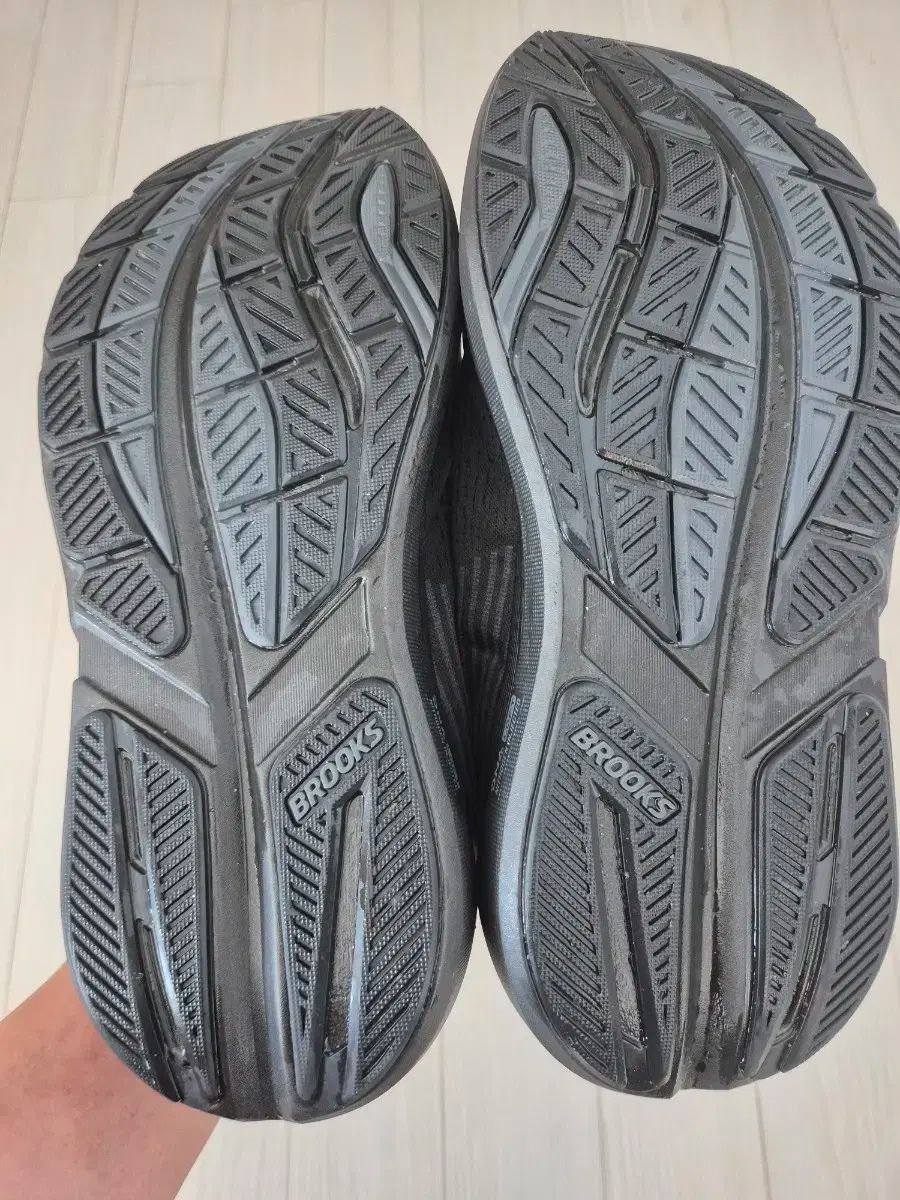 ブルックスゴーストマックス3ブラックエクストラワイド280mm