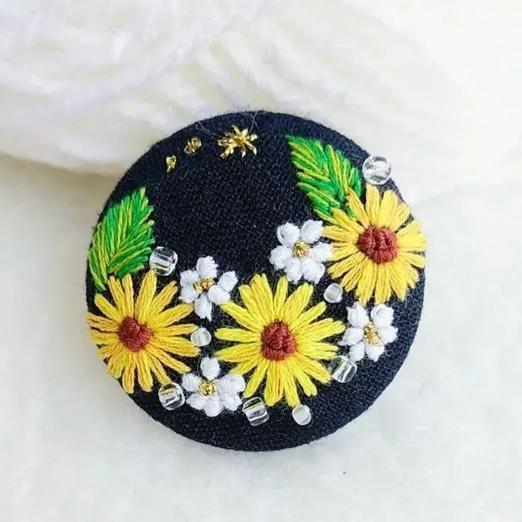 ネイビー生地☆ひまわり刺繍☆3.7センチくるみボタンヘアゴム又は