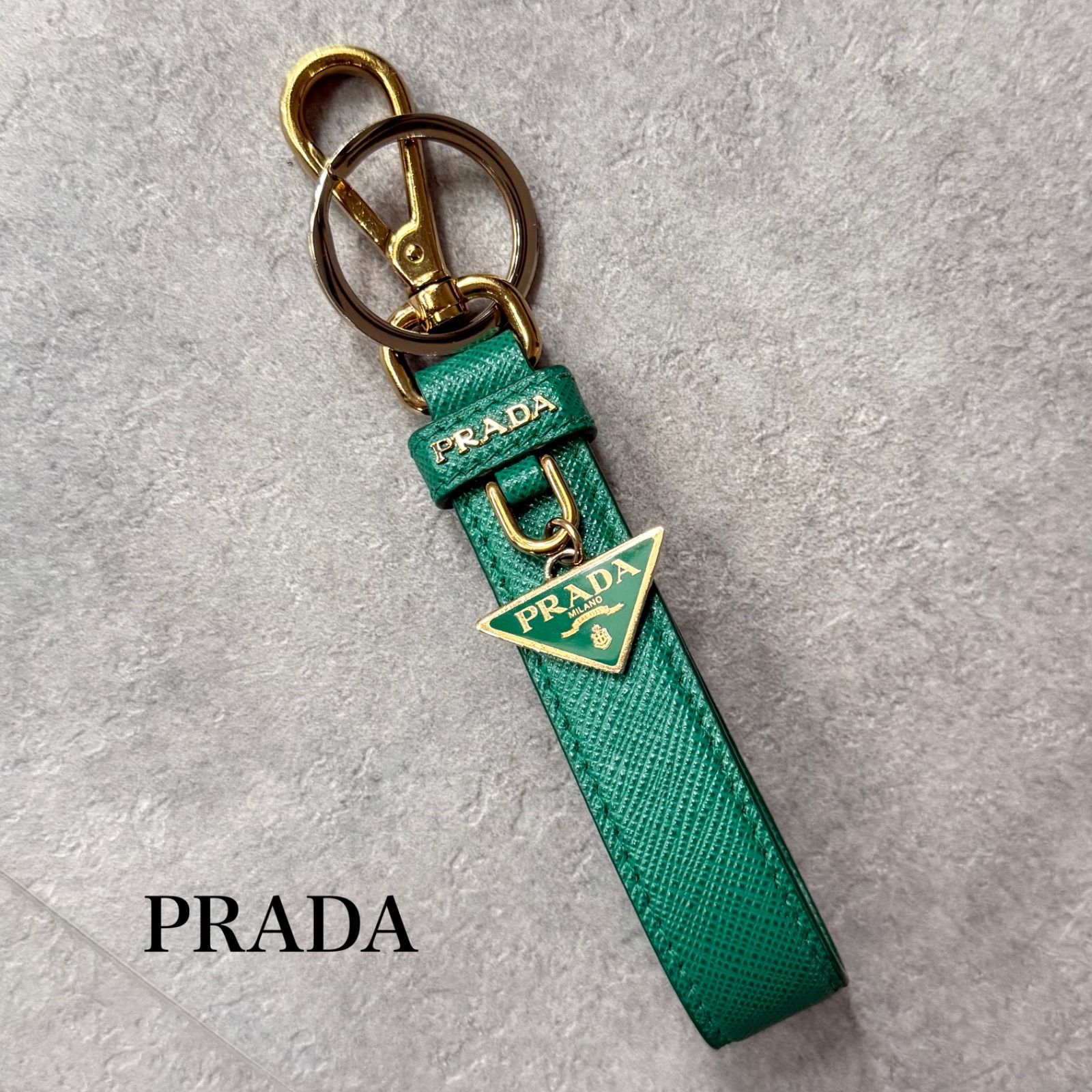 PRADA プラダ 三角ロゴプレート キーリング キーホルダー サフィアーノ