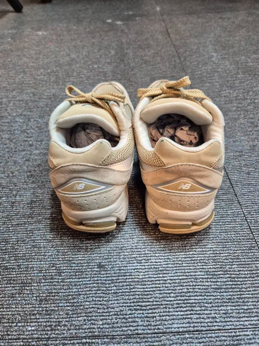 【値下げ！】 2026新品~New Balance(ニューバランス) 2002r ベージュ マジックテープ シニア