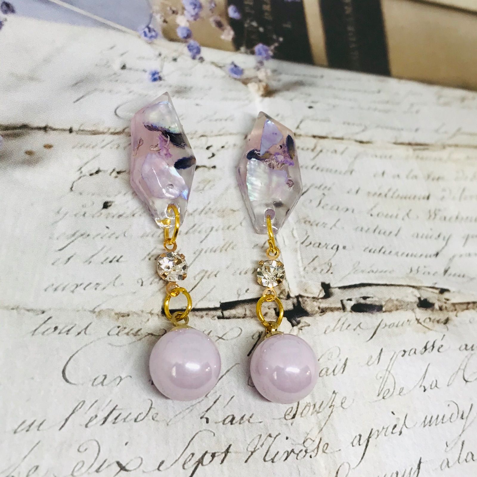 かすみ草のアンティークボタンピアス イヤリング｜ハンドメイド・手芸