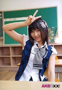 中古】生写真(AKB48・SKE48) 宮澤佐江/上半身・右手でピース・机/AKBと
