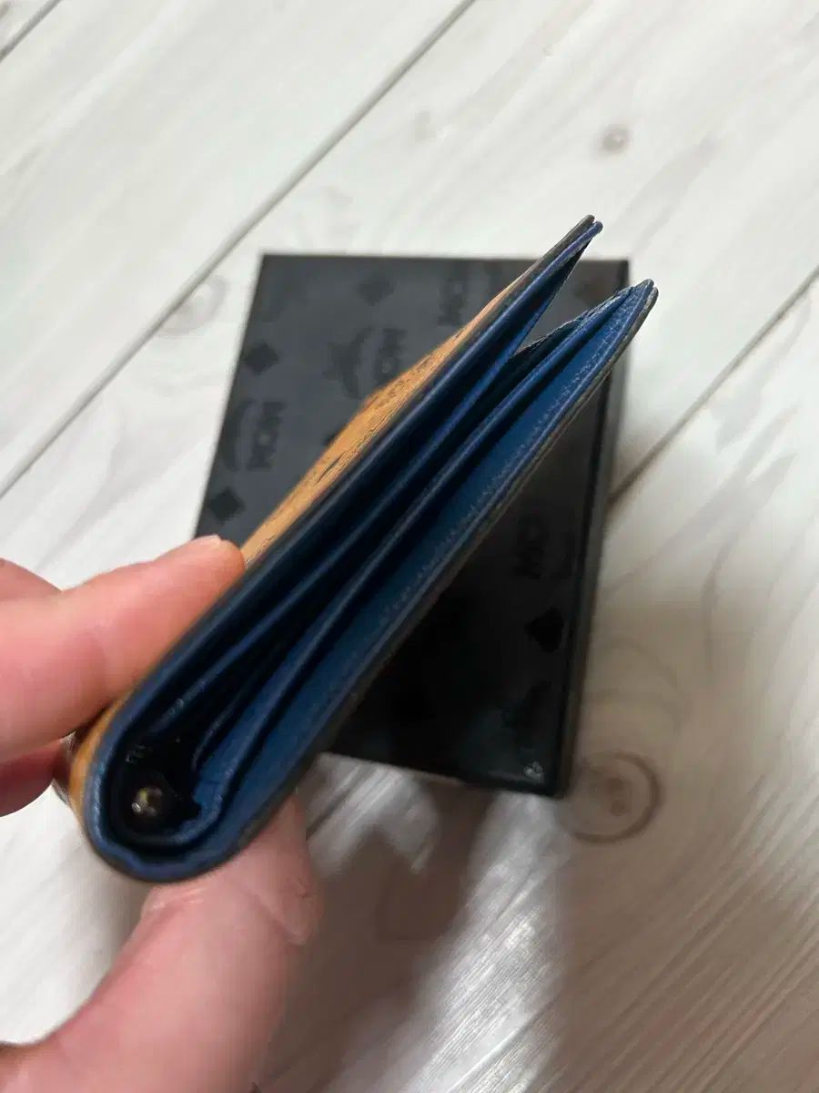 マネークリップ 二つ折り財布
