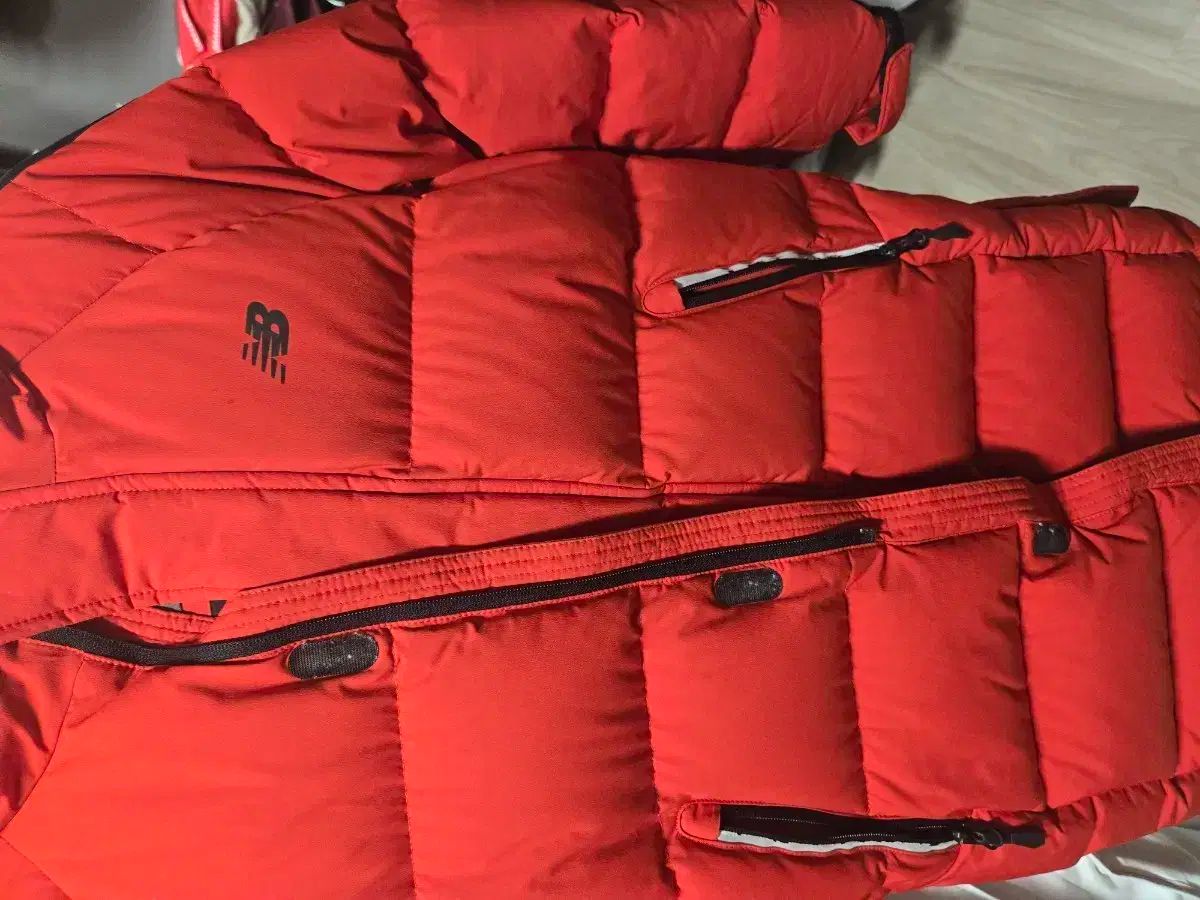 ニューバランス レッド ダウン アウター