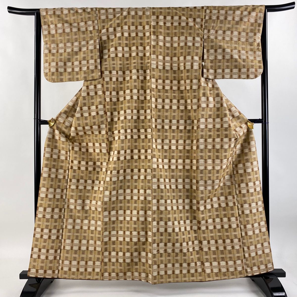 紬 身丈162.5cm 裄丈65.5cm M 袷 横段 幾何学 薄茶色 正絹 秀品