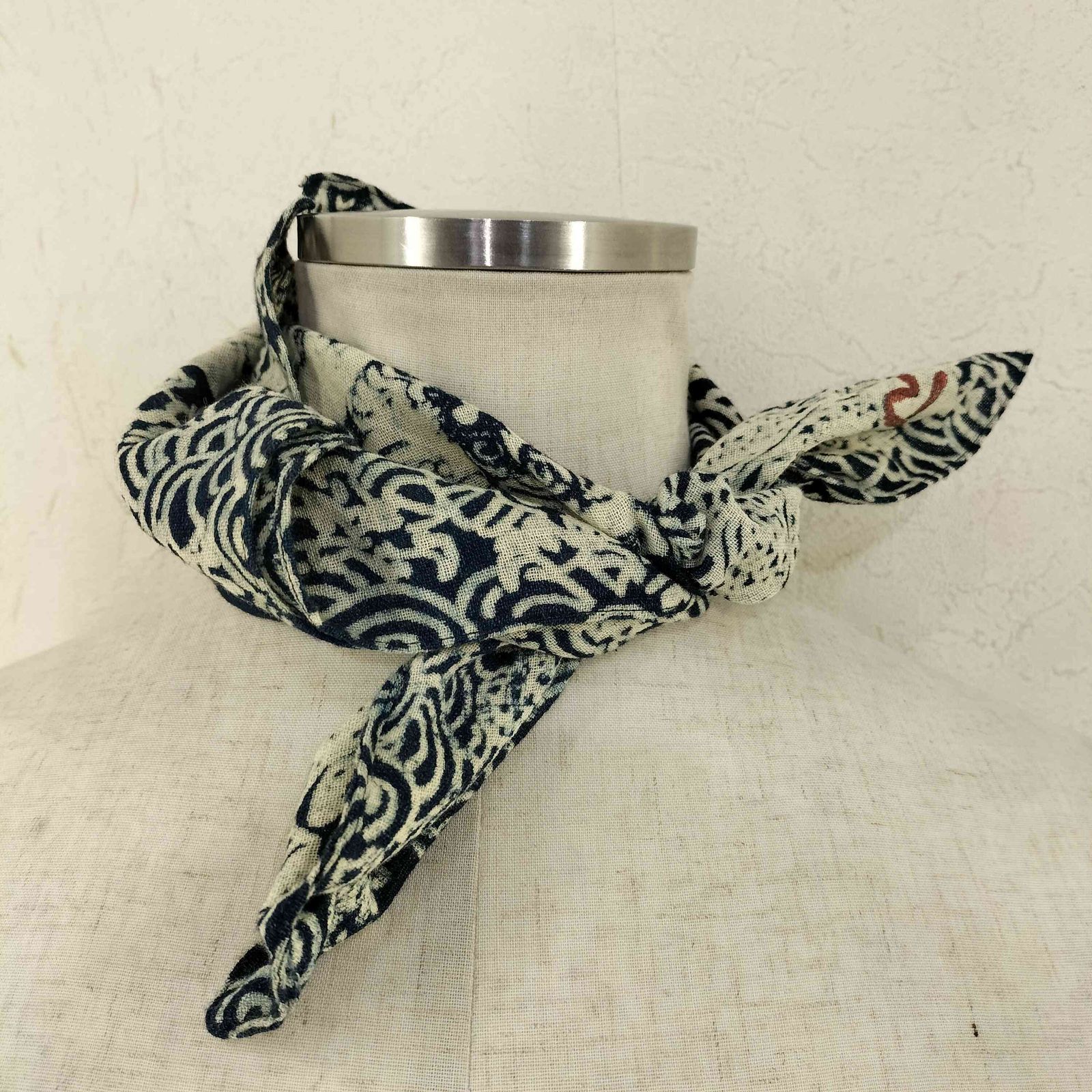 美品！ISSEYMIYAKE【イッセイミヤケ 】赤とグレーのプリーツスカーフ 美品！ISSEYMIYAKE【イッセイミヤケ 】赤とグレーのプリーツスカーフ