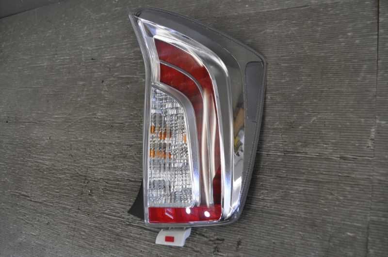 右 テールライト テールランプ スタンレー LED全点灯OK (ZVW30) 30