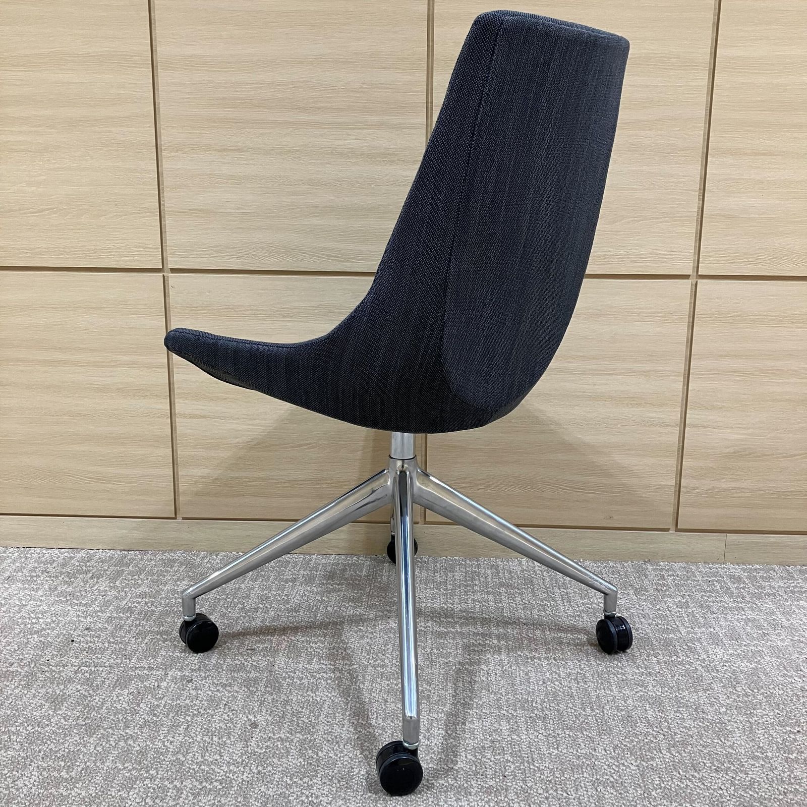 【中古 S(美品)】EMA(エマ)　ミーティングチェア / グレー系・ブラック脚 中古 S(美品)】相合家具 EMA(エマ) ミーティングチェア / グレー