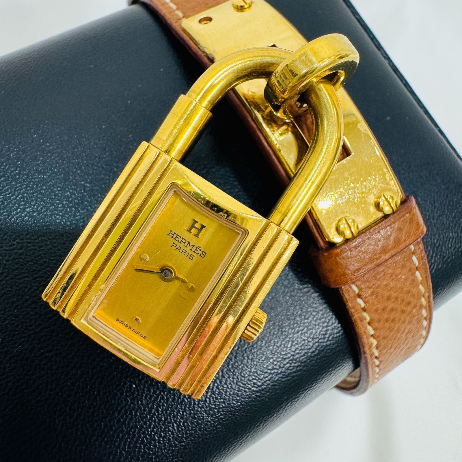 A 電池切れ 腕時計 HERMES エルメス ケリーウォッチ ゴールド 革ベルト ブラウン レディース ブランド 時計 ガラス傷なし 一部ネジ取れ 本体のみ 付属品なし