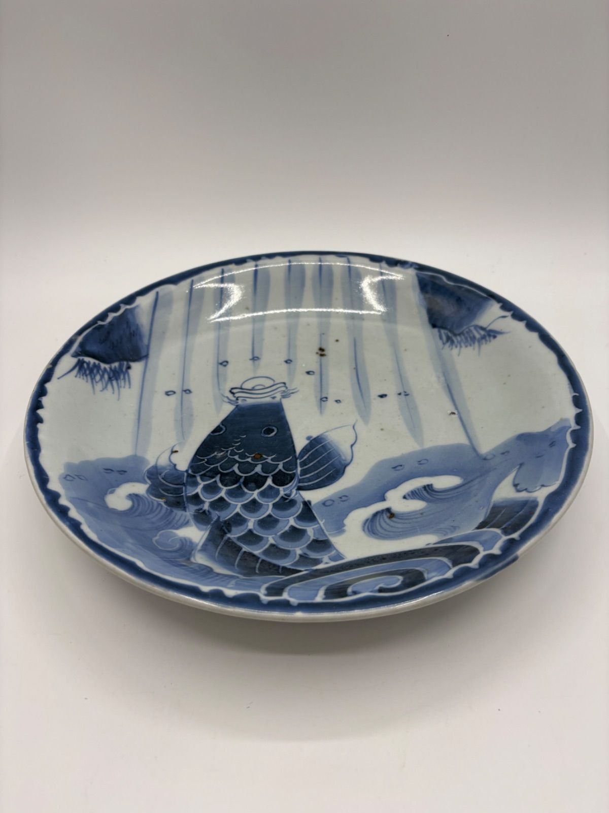 値下げ‼️古伊万里　志田窯　大皿　29cm  鯉の滝登り 後期伊万里 志田窯大皿 染付鯉の滝上り文皿 - 古美術 美養