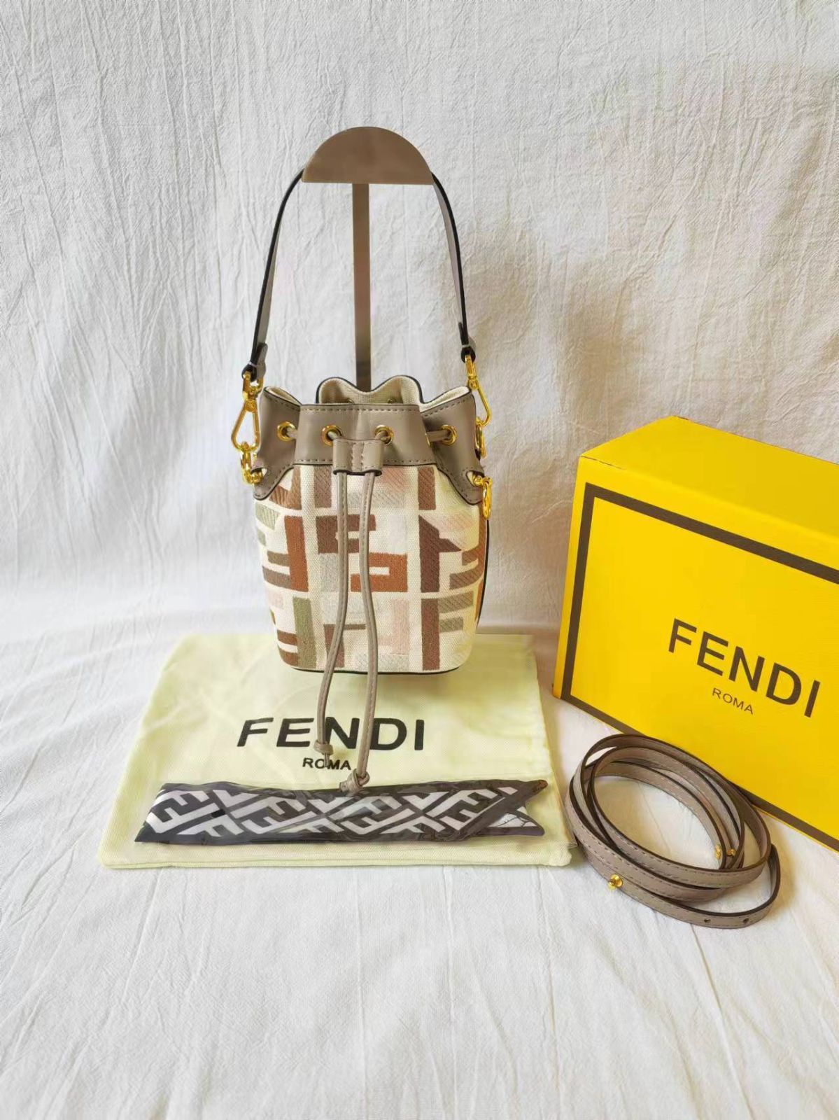 FENDI モントレゾール ミニ バケットバッグ