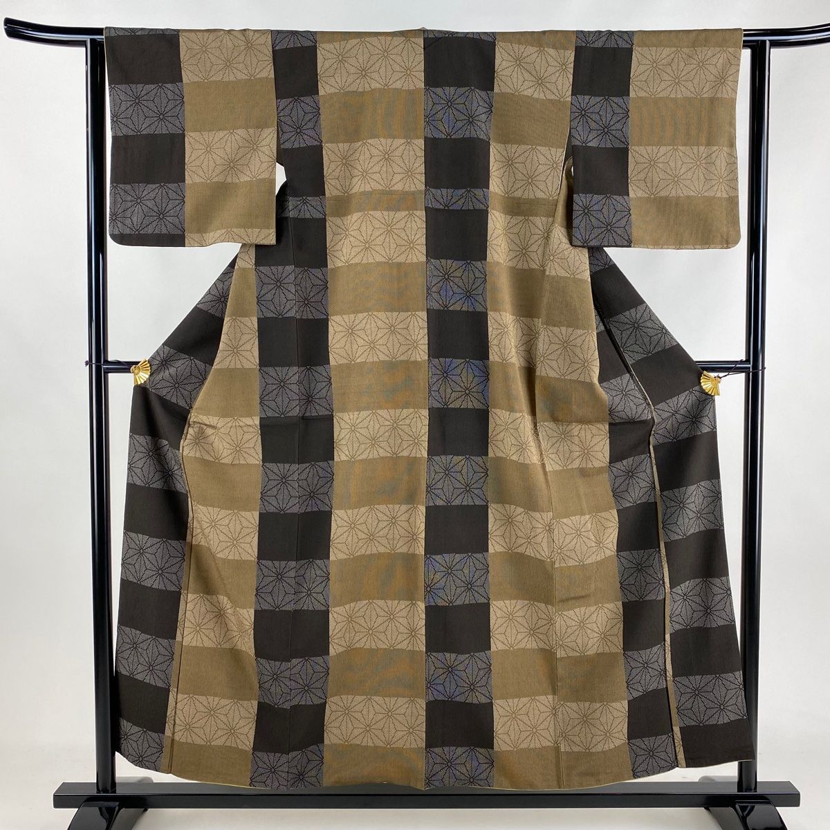 紬 身丈155.5cm 裄丈62cm S 袷 麻の葉 変わり市松 薄茶色 正絹 秀品