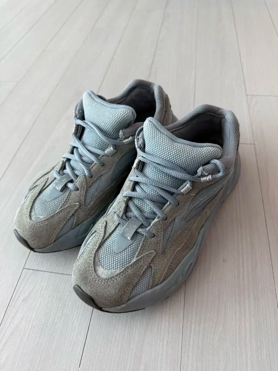  アディダス イージーブースト 700 V 2 ホスピタル ブルー その他 靴