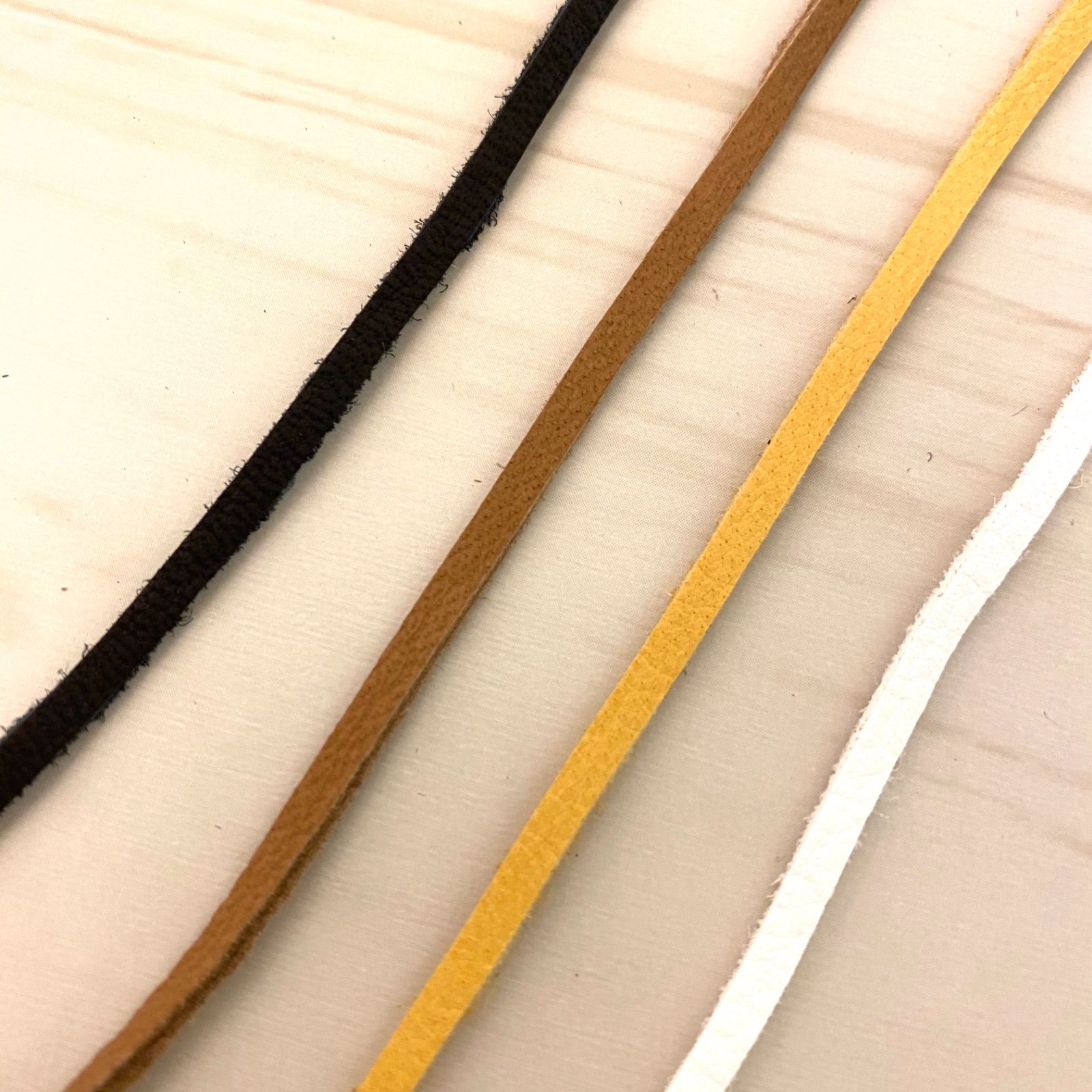 鹿革紐 ディアスキン ハンドメイド ビーズ 本革 皮ひも 白 鹿革紐 ディアスキン ハンドメイド ビーズ 本革 皮ひも 白