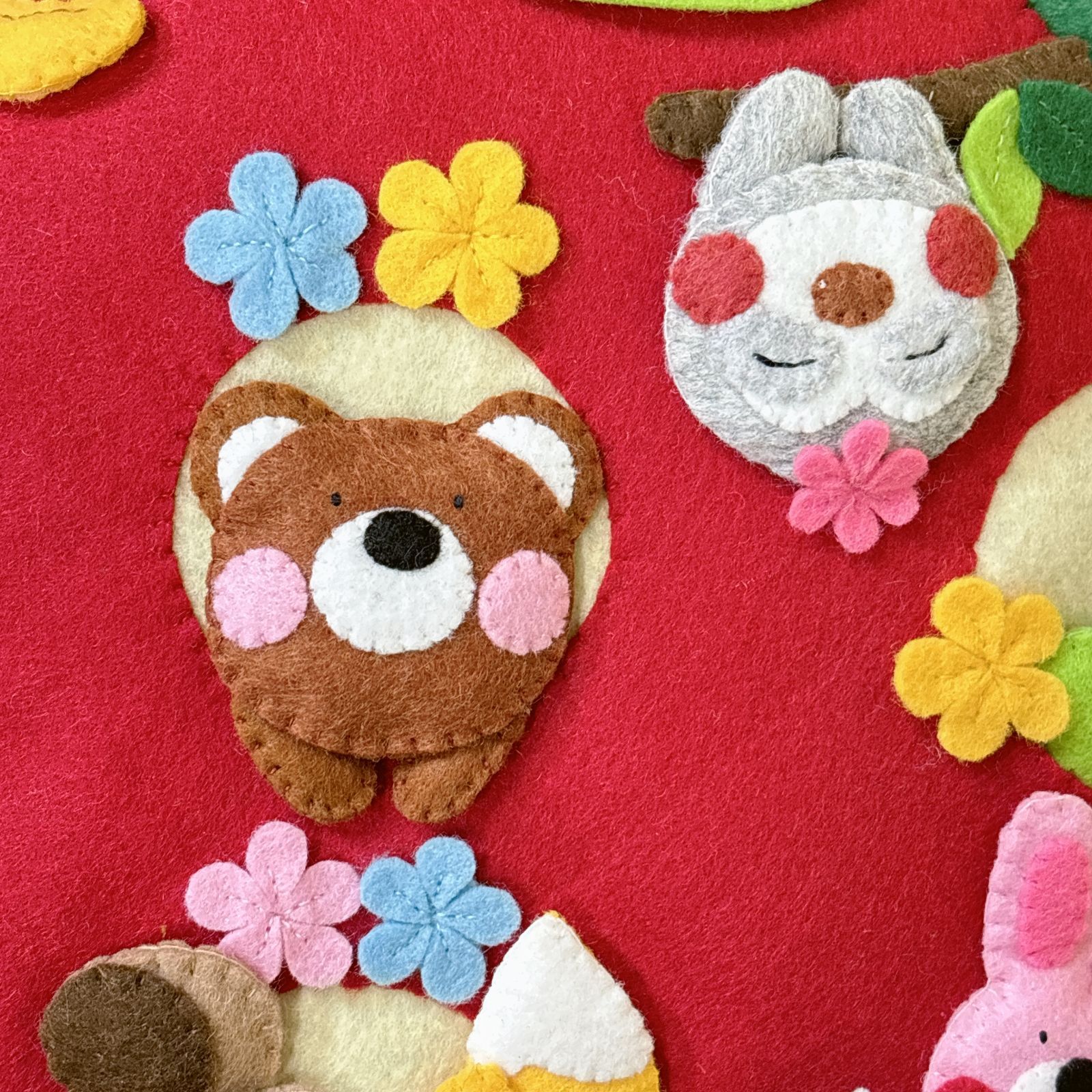 フェルト タペストリー リース りんごの中からちょこんと - メルカリ