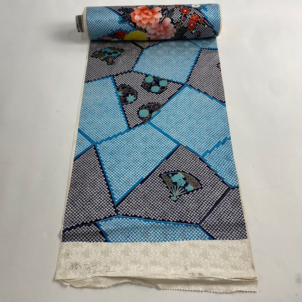 付け下げ 金彩 紋意匠 唐花と七宝模様 青磁鼠色 正絹 反物 付け下げ 金彩 紋意匠 唐花と七宝模様 青磁鼠色 正絹 反物