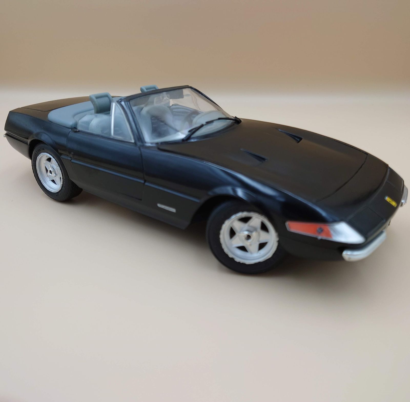 1/18 フェラーリ デイトナ 365GTS 4 CABRIOLET　　8/14 1969 Ferrari 365 GTS Daytona Cabriolet - Black 1:18 Scale