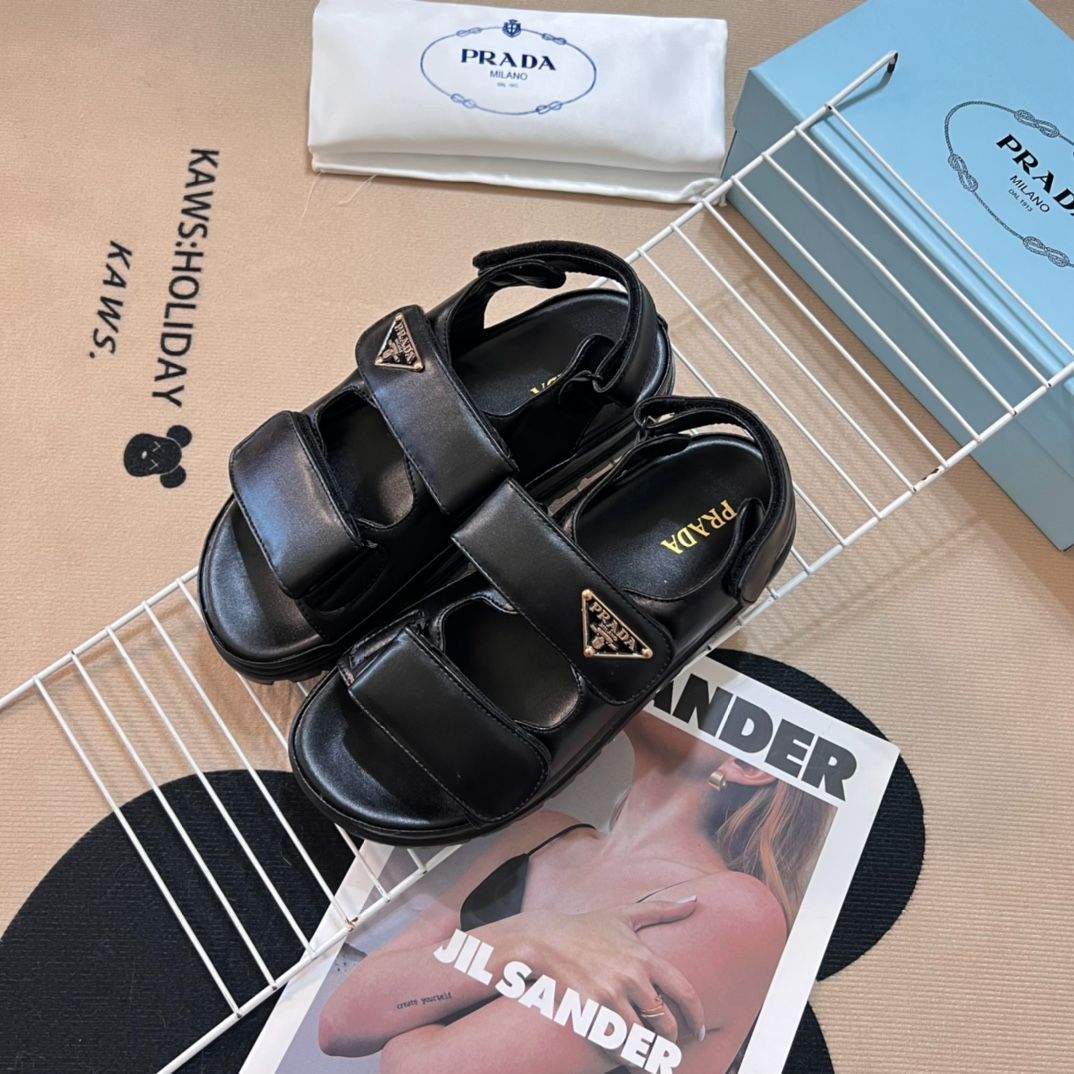 PRADA 厚底サンダル 治れ PRADA 厚底サンダル 治れ