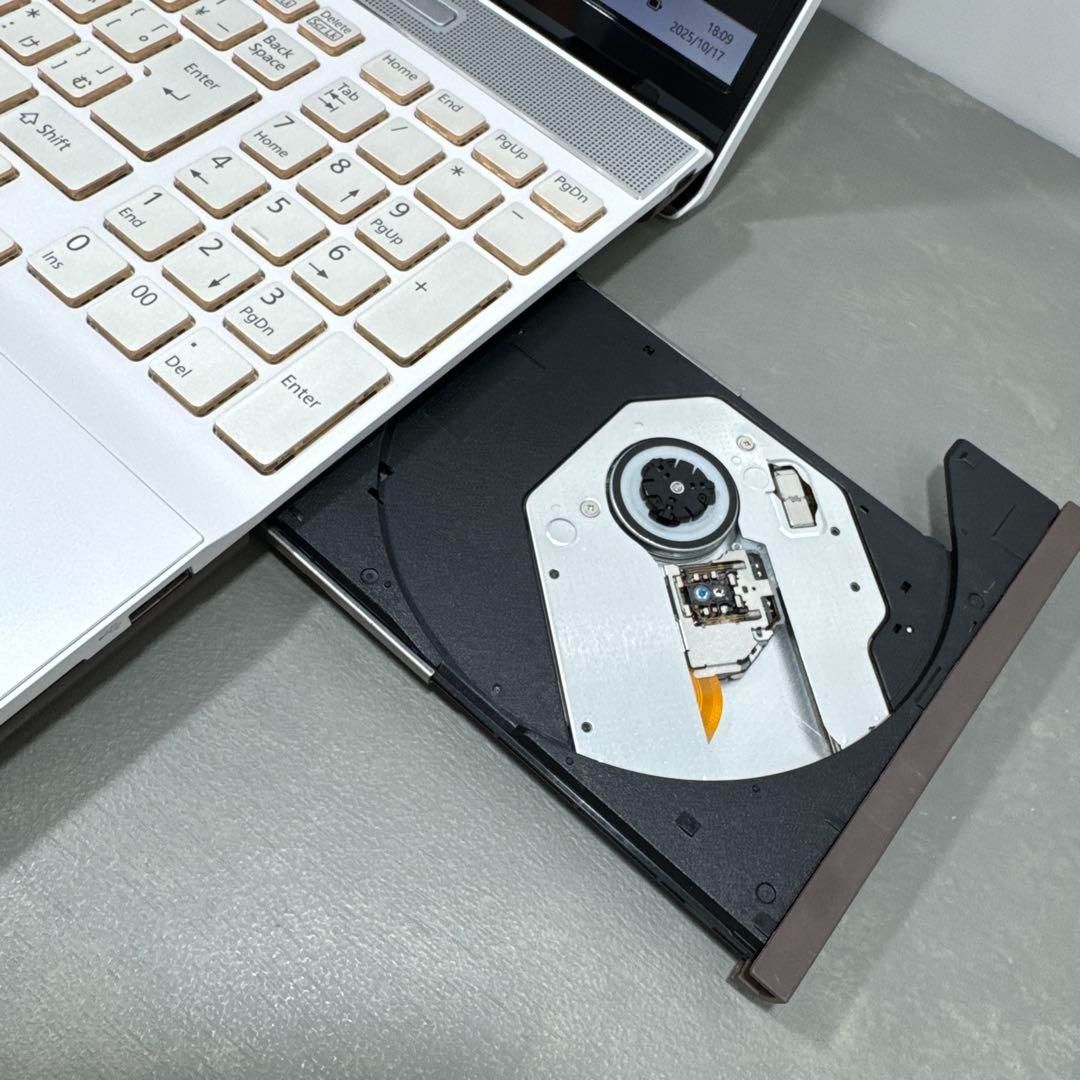 極上品】富士通プレミアムホワイト☘8世代corei7☘️SSD512+1TB