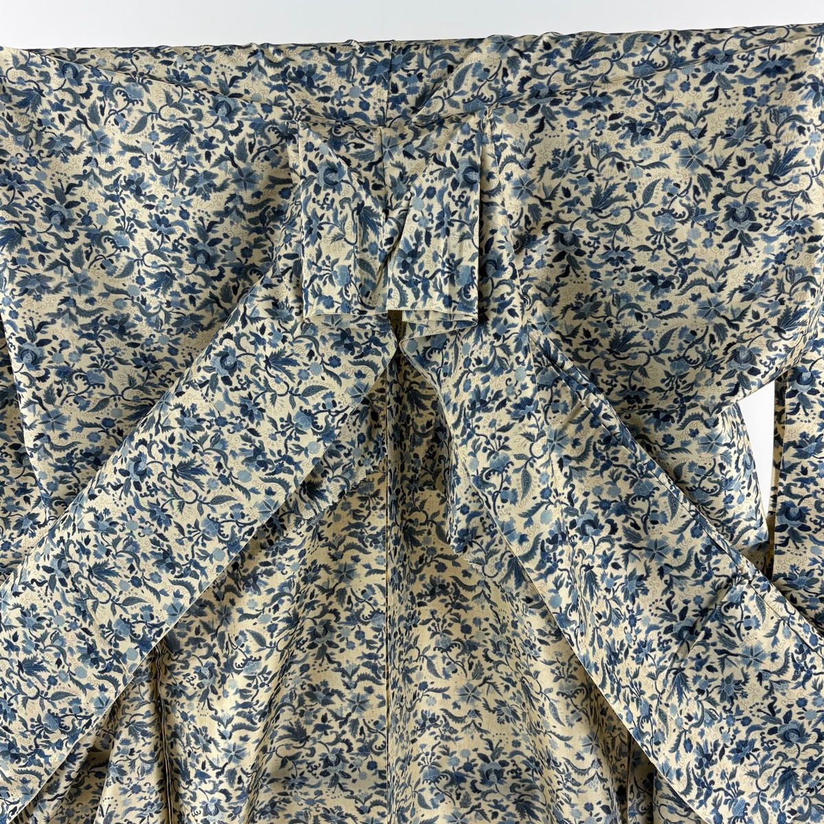 美品 塩沢紬 花模様 ナチュラル 薄ベージュ グレー 単衣 小紋 正絹 着物 A 単衣 塩沢紬 エ霞模様 ベージュ 小紋 着物 - メルカリ