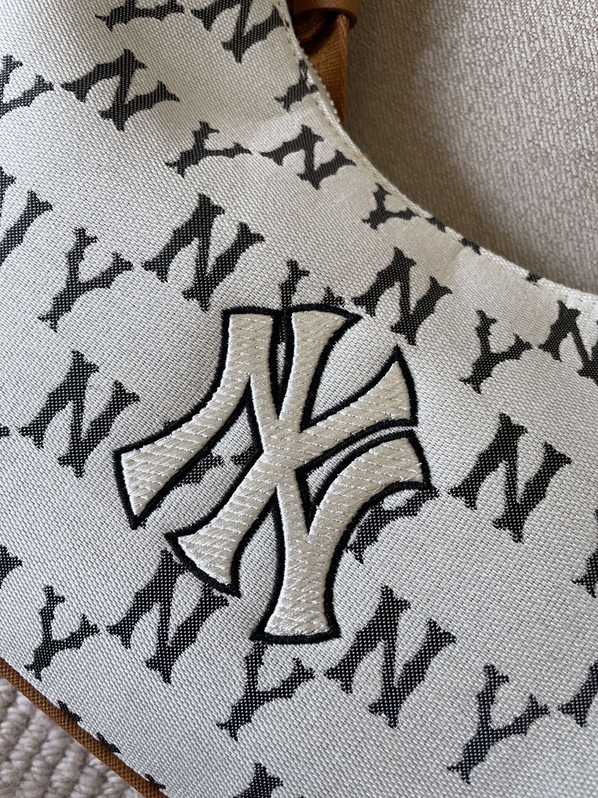 トートバッグ [ MLB ] CLASSIC MONOGRAM JAQUARD HOBOBAG MLB Big Classic Monogram Jacquard New York Yankees Hobo Bag