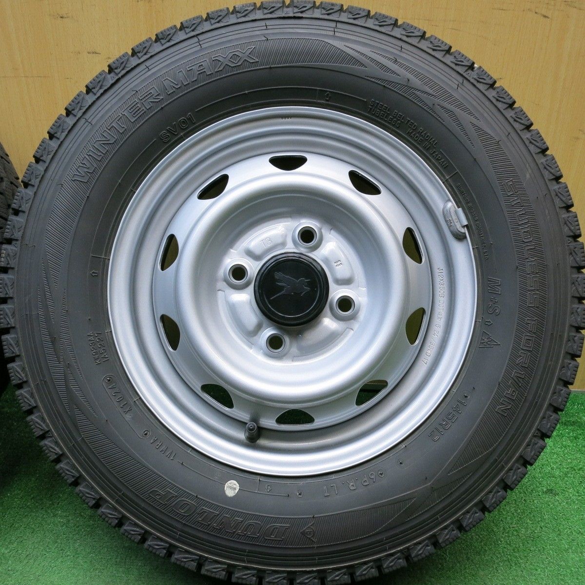 バリ溝！24年！キレイ！ほぼ10分☆スタッドレス 145R12 6PR ダンロップ 
