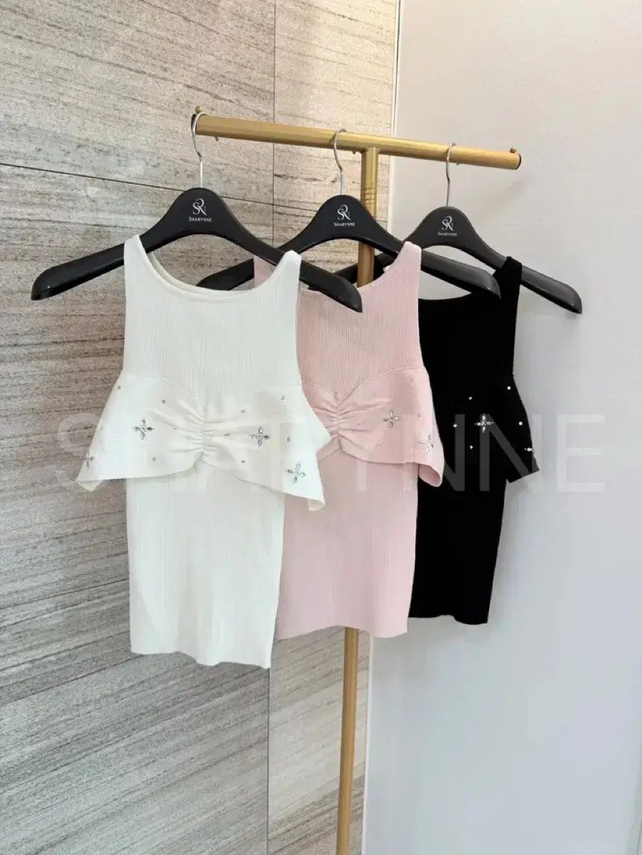 チュールシャーリング キュービック装飾シャーリング フレンチスリーブ オフショルダー ニット 白 USTAUSTRALIA_COM_AU