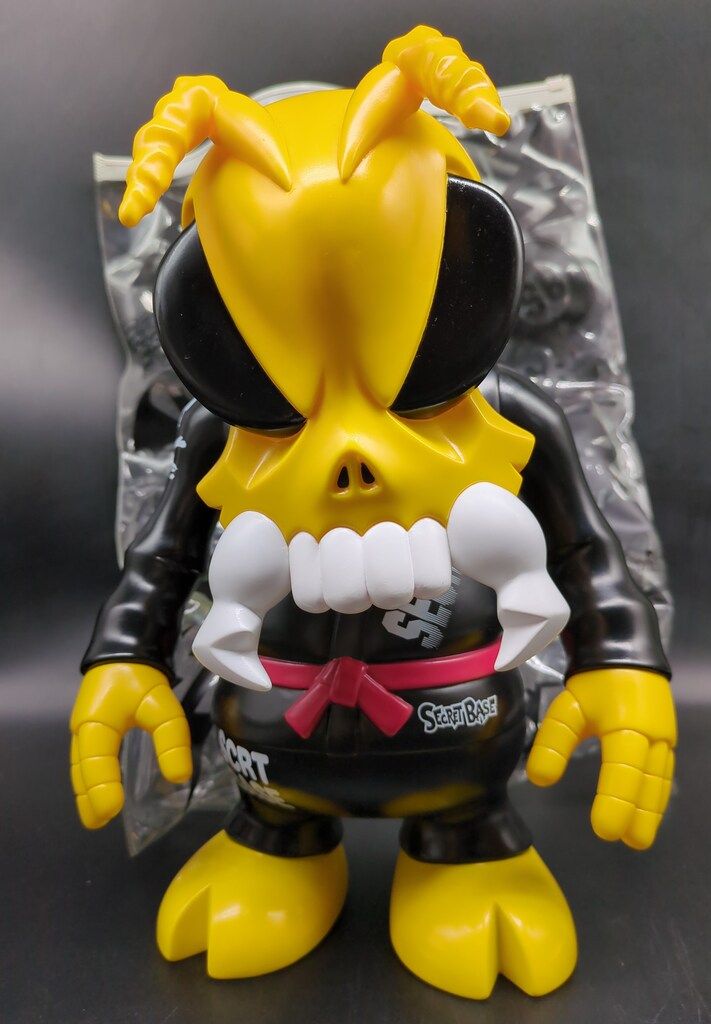 SECRET BASE BIGSKULLBEE(30cm/黄素体/黒胴着/目黒) - メルカリ