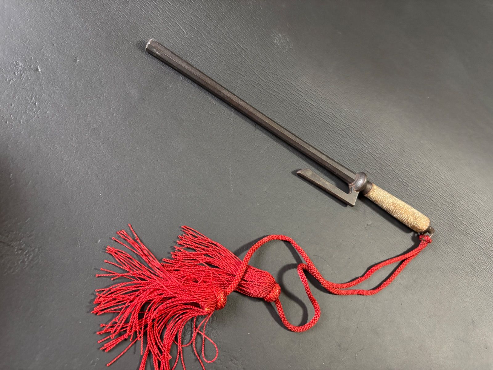 十手 鉄製 サメ皮 江戸時代捕物道具 約35cm フサ付き j62101