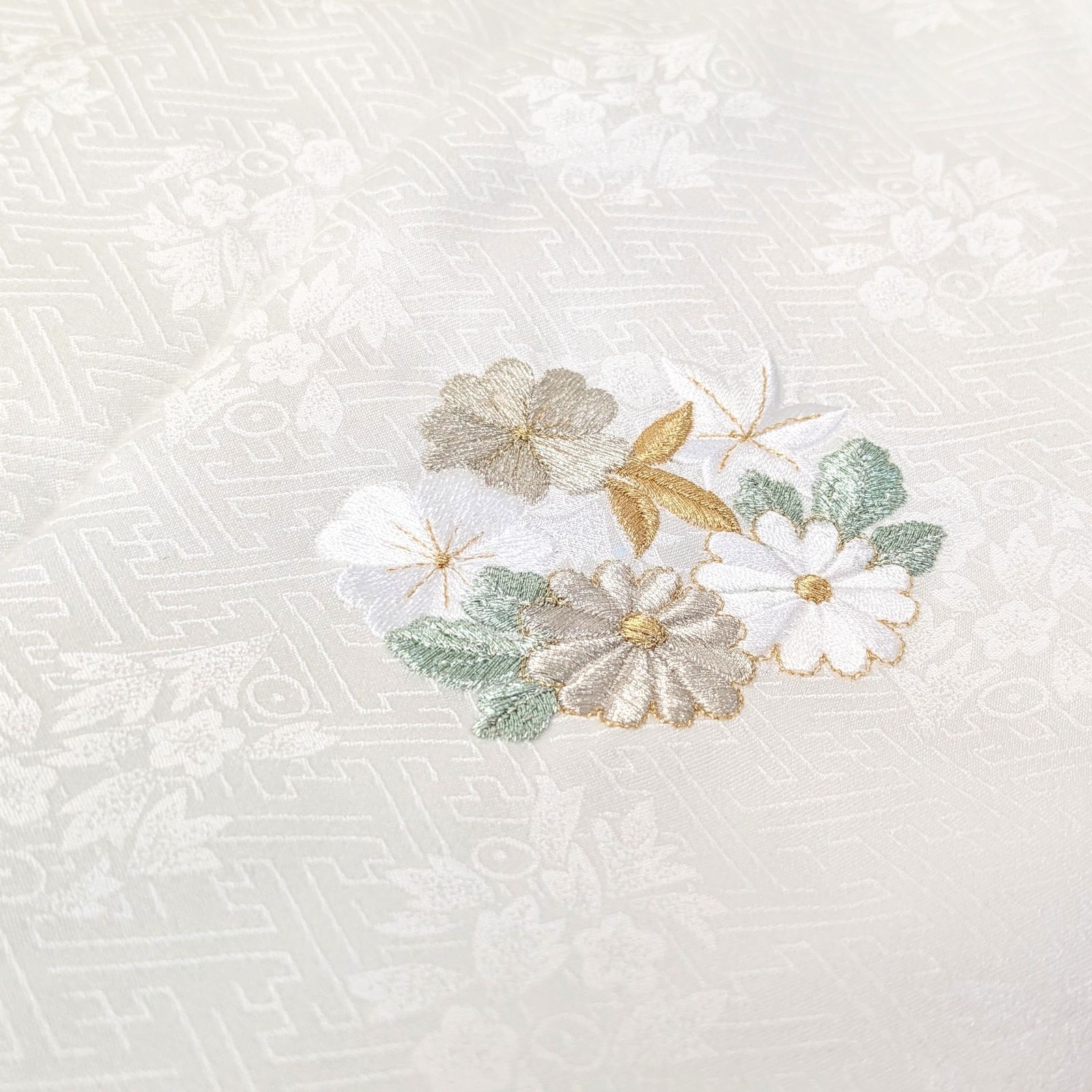 正絹】 絹100% 七五三 3歳 被布コート 単品 白 毬 刺繍 SH11-1 - 和装