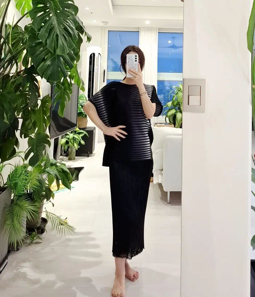 イッセイ・ミヤケ　不思議なアシンメトリードレープ　トップス イッセイ ミヤケ新作、アシンメトリーなニットワンピース