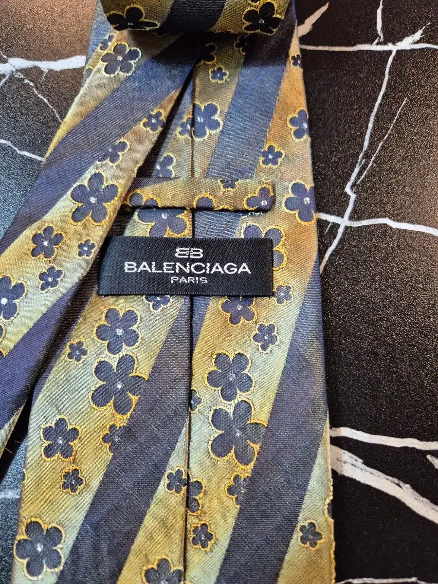 ✨極美品✨BALENCIAGA ネクタイ スクエア ネイビー シルク100% 美品 BALENCIAGA バレンシアガ ネクタイ シルク100％ 日本製
