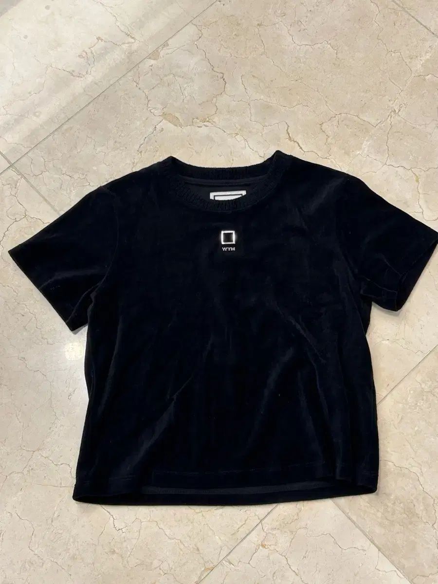 ウー ヨンミ スクエア ロゴ ベロア クロップドTシャツ