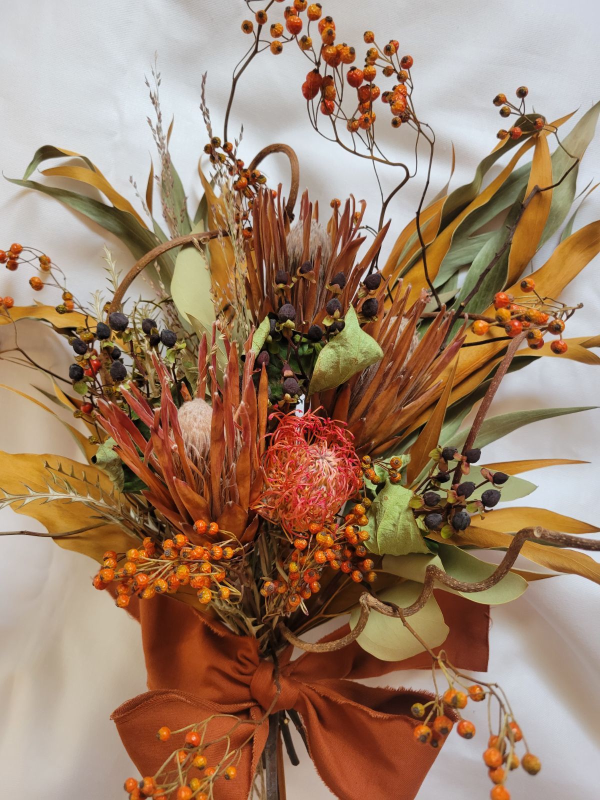 野バラの実 スワッグ ドライフラワー グレビレアゴールド - メルカリ