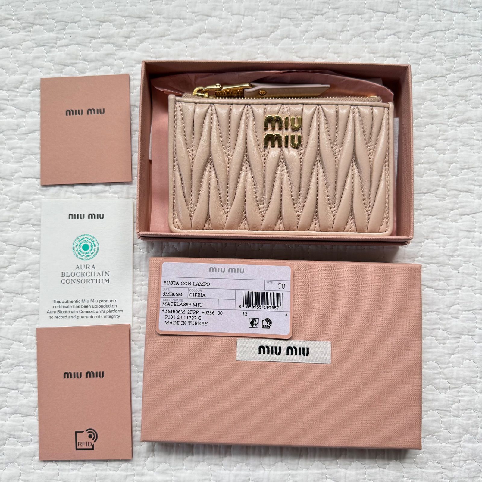 美品 MIU MIU ミュウミュウ フラグメントケース マテラッセ