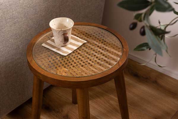 とラタンのラウンドガラステーブル