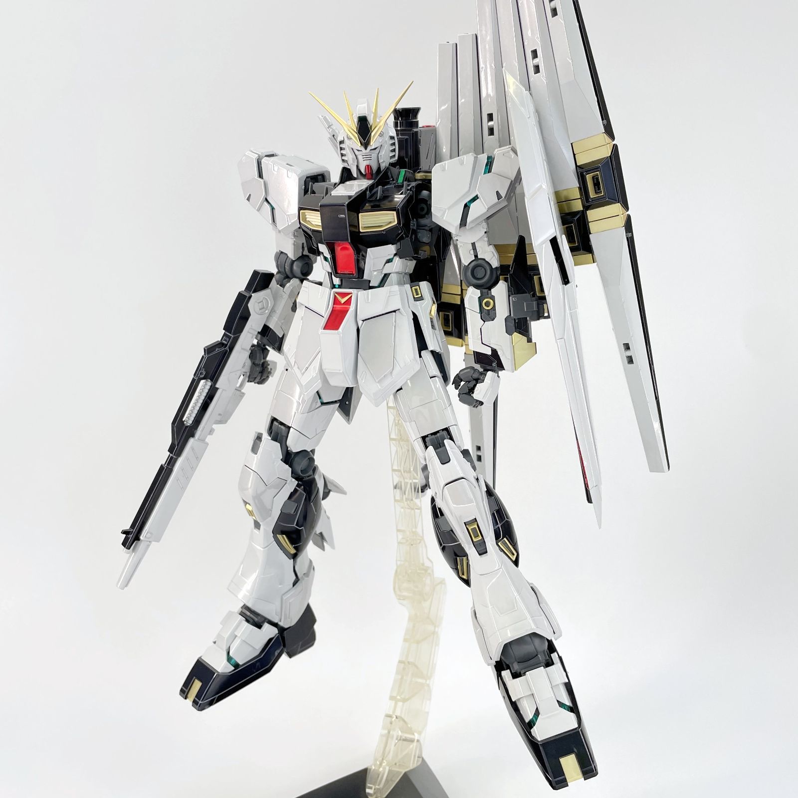 【完成品】MG 1/100 RX-93 νガンダム チタニウムフィニッシュ MG 1/100 RX-93 νガンダム 〔Ver.Ka〕 チタニウムフィニッシュ