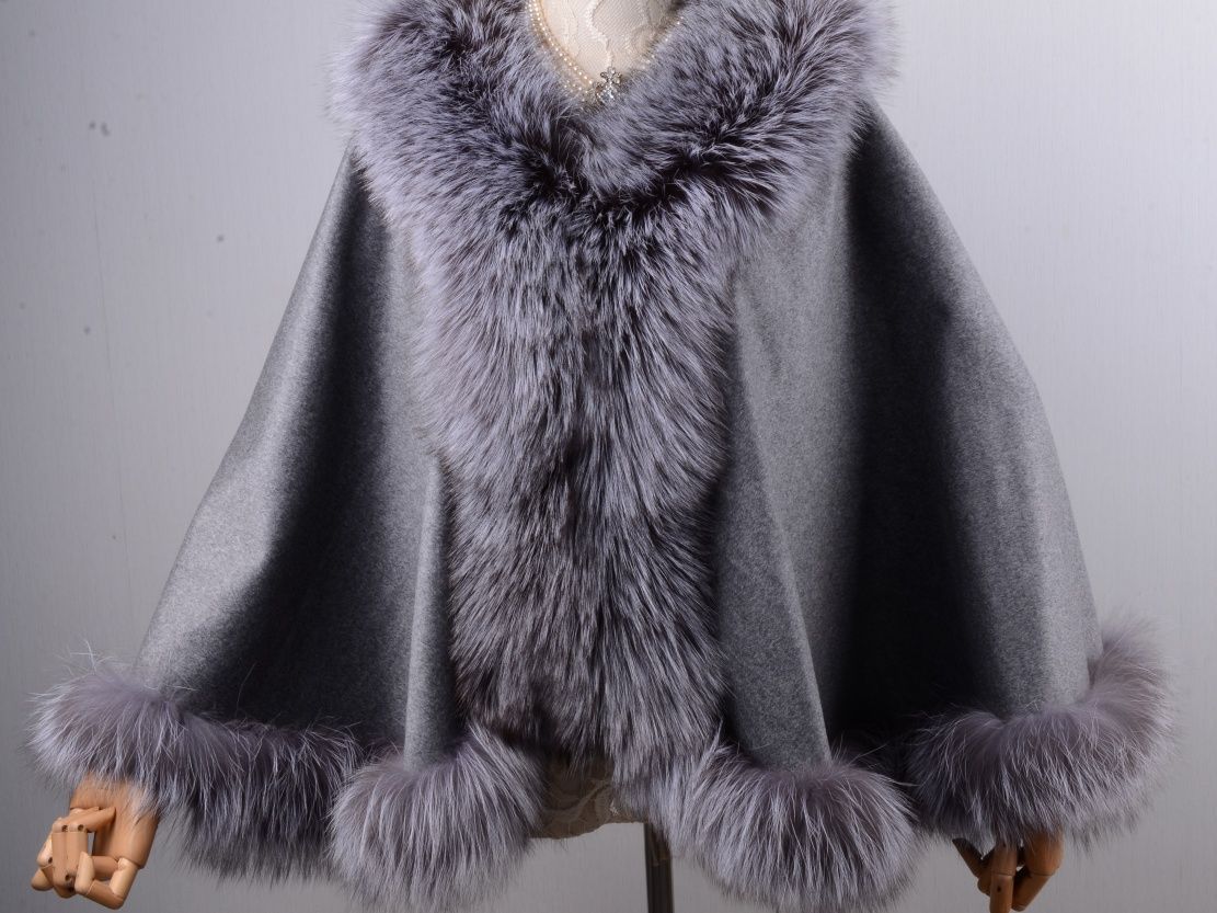 優しい雰囲気の大判カシミヤ シルバーフォックスファー付きケープポンチョ毛皮