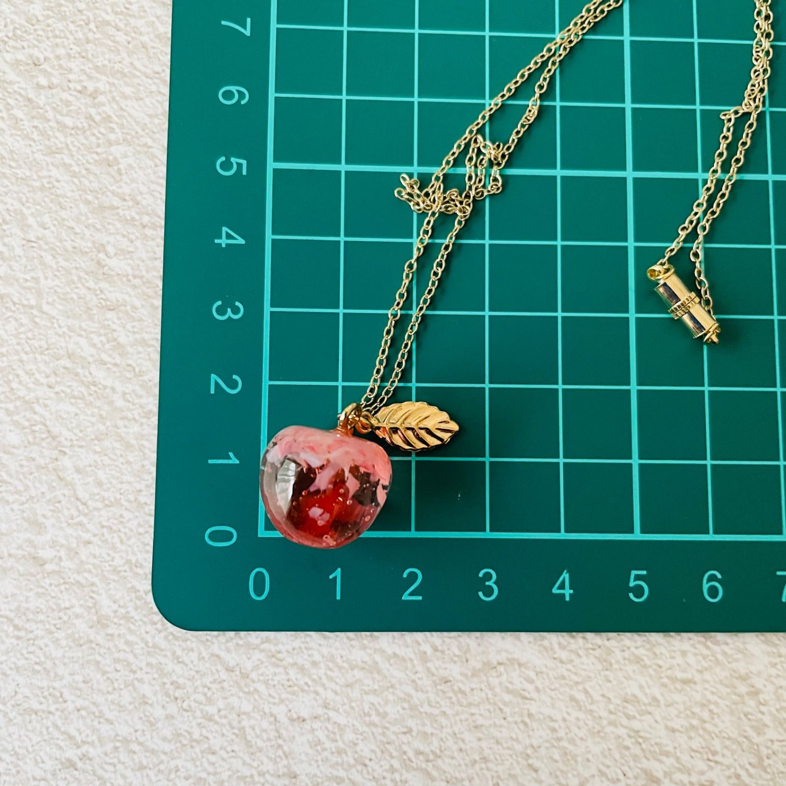 桜貝のりんごネックレス ペンダント レジン - メルカリ