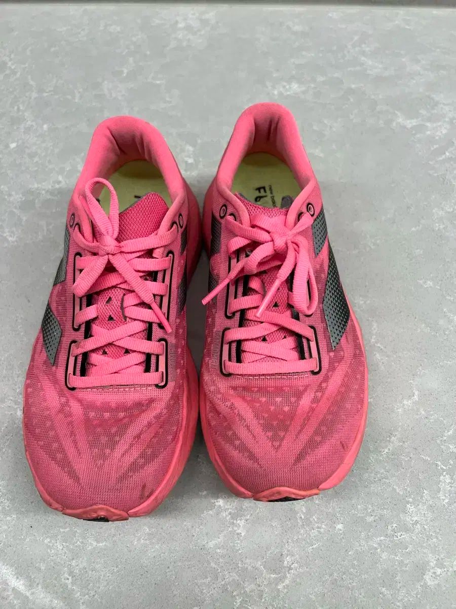 ニューバランス フューエルセル レベルv4 ピンク