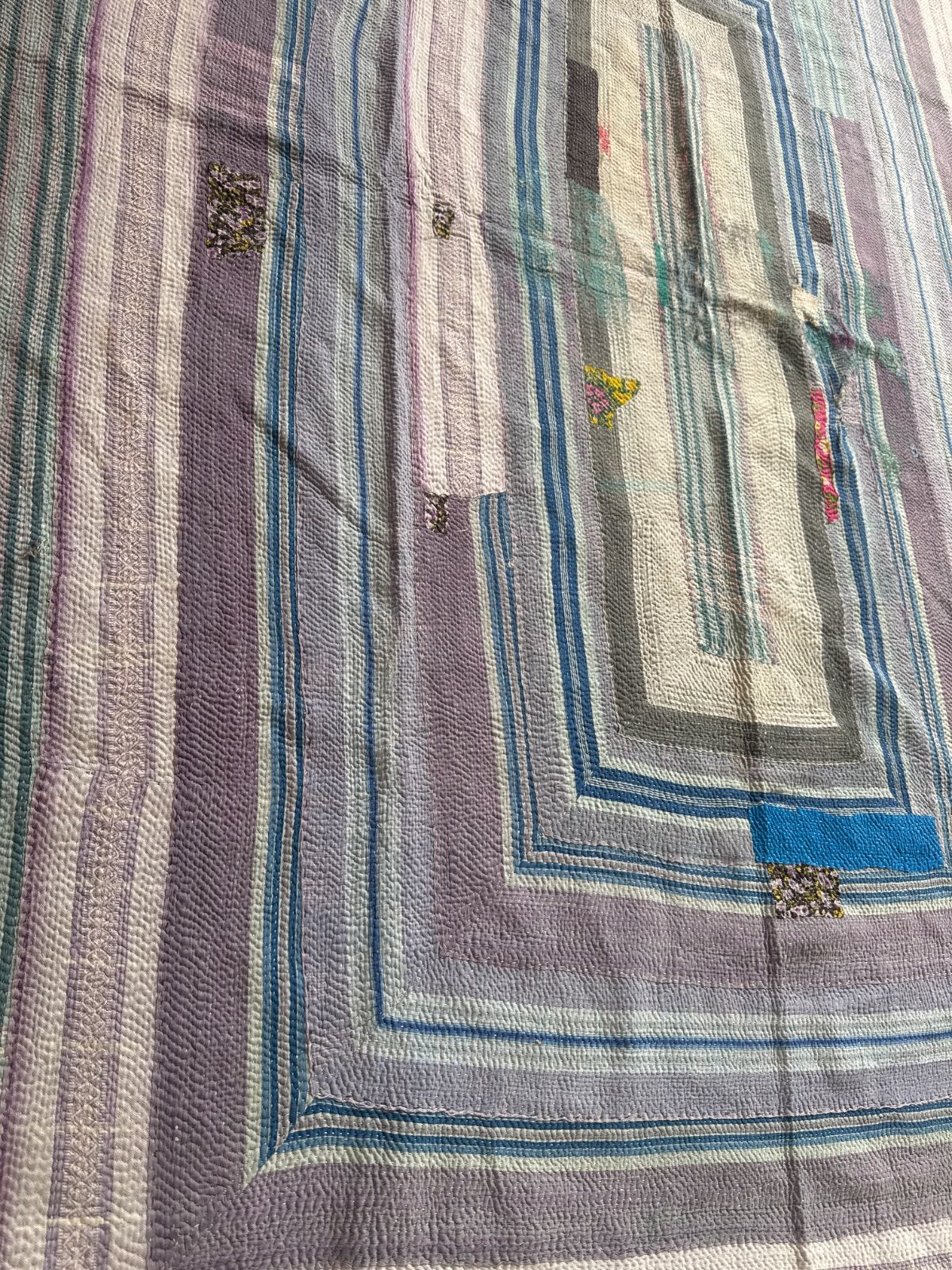 G080 グドゥリー マルチカバー マルチマット ラグ ヴィンテージ カンタ刺繍 ボロ インド ビンテージ BORO アンティーク シャビーシック ラリーキルト 手縫い 刺し子 ハンドメイド 刺子 絨毯 はぎれ 古布 マルチ WWW_OLIVIERBERNSTEIN_COM