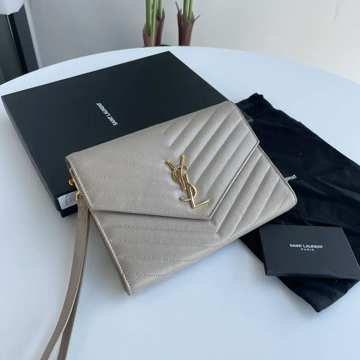 YVES SAINT LAURENT イヴ サンローラン エンベロープ ストラップ クラッチ