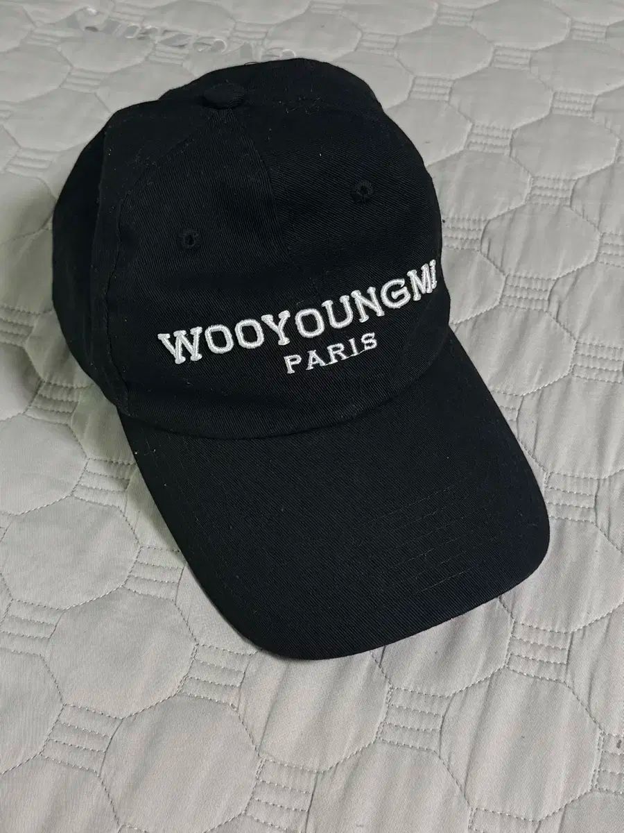 WOOYOUNGMI♦ロゴ入り キャップ ブラック ☆IVE イソ 着用！！【WOOYOUNGMI】ブラック エンブロイド