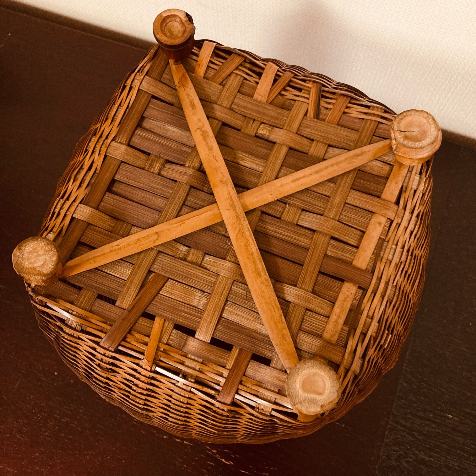 昭和レトロ 脚付きの古い竹かご バスケット - メルカリ